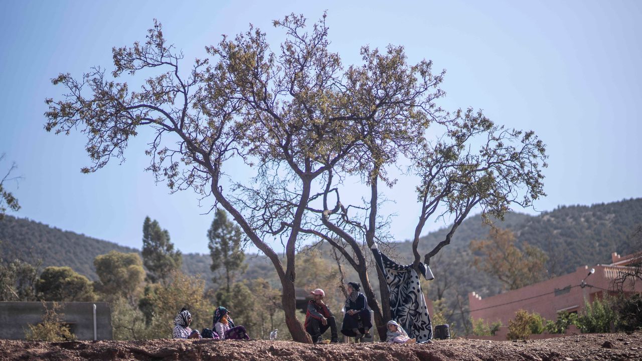 Orang-orang berlindung di bawah pohon setelah rumah mereka rusak akibat gempa, di desa Ouargane, dekat Marrakesh.