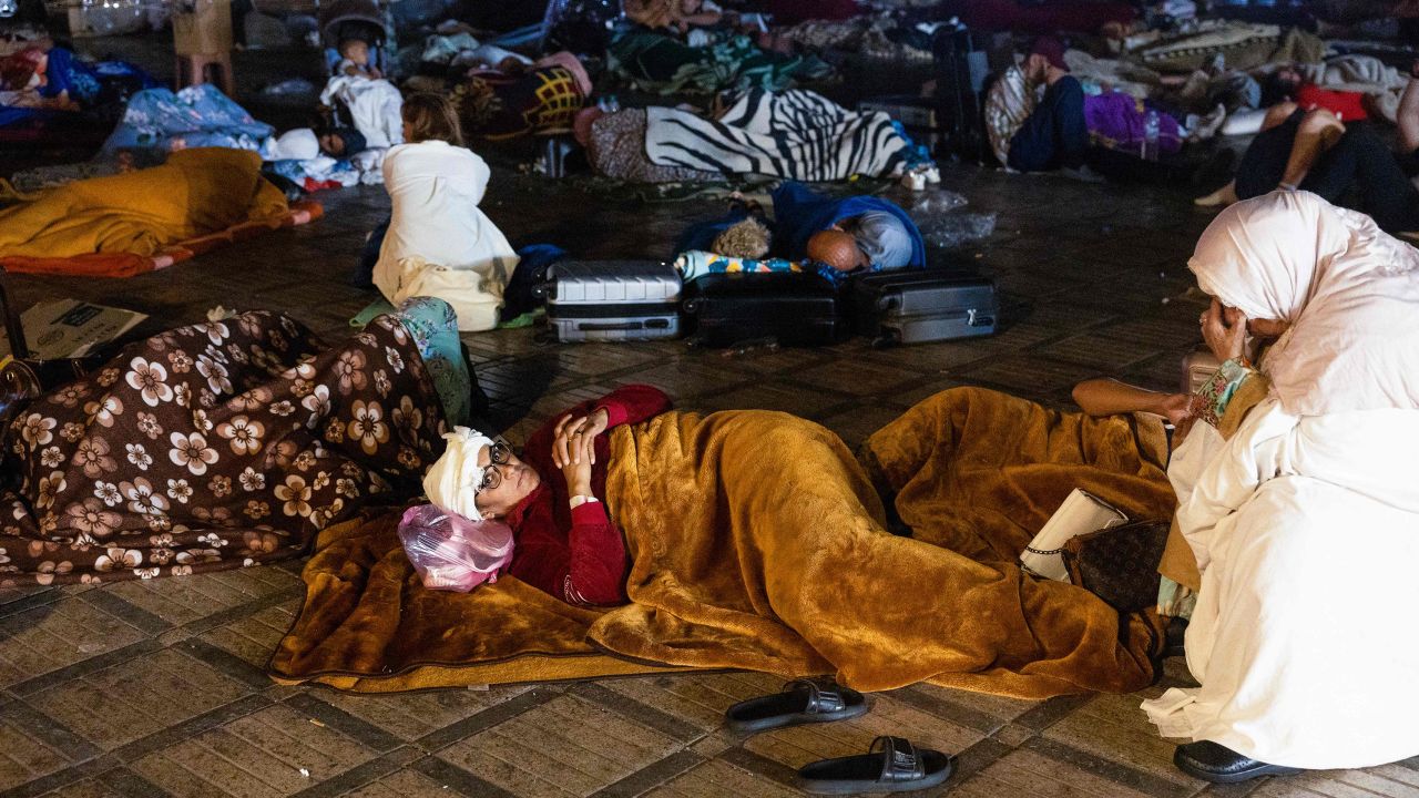 Penduduk Marrakesh tetap berada di luar alun-alun setelah gempa bumi melanda wilayah tersebut pada Jumat malam.
