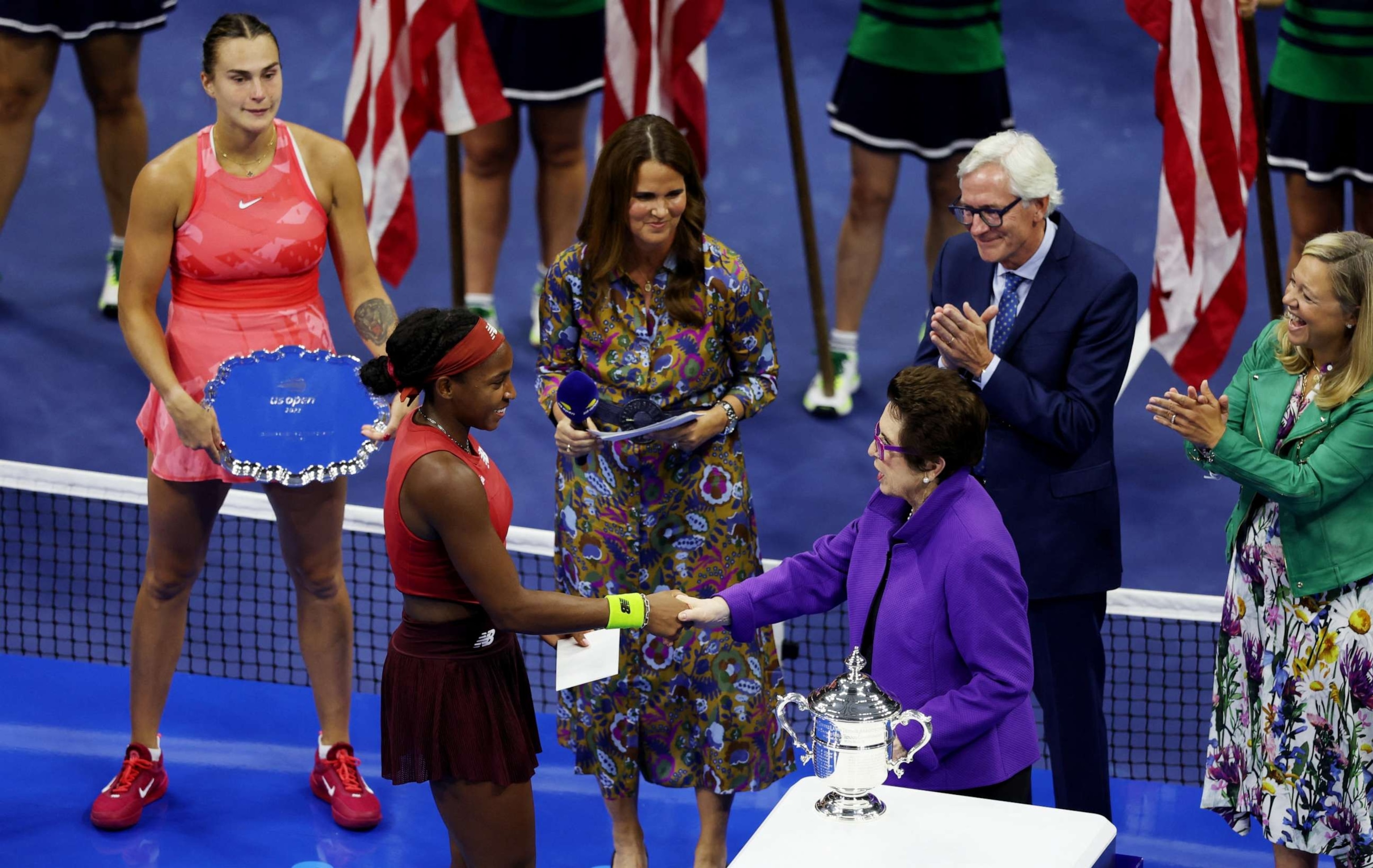 FOTO: Coco Gauff dari AS disambut oleh mantan pemain tenis Billie Jean King setelah memenangkan AS Terbuka melawan petenis Belarusia Aryna Sabalenka di Flushing Meadows, New York, pada 9 September 2023.