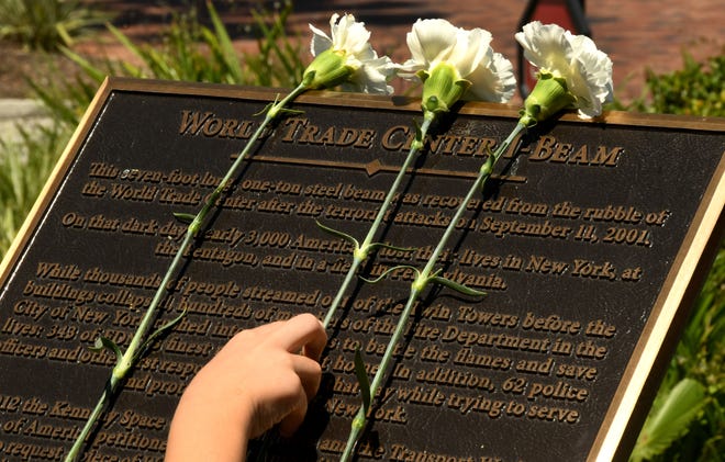 World Trade Center Memorial di The Avenue Viera mempunyai bunga dan bendera untuk dipasang orang-orang untuk mengenang para korban serangan 11 September 2001 di Amerika.