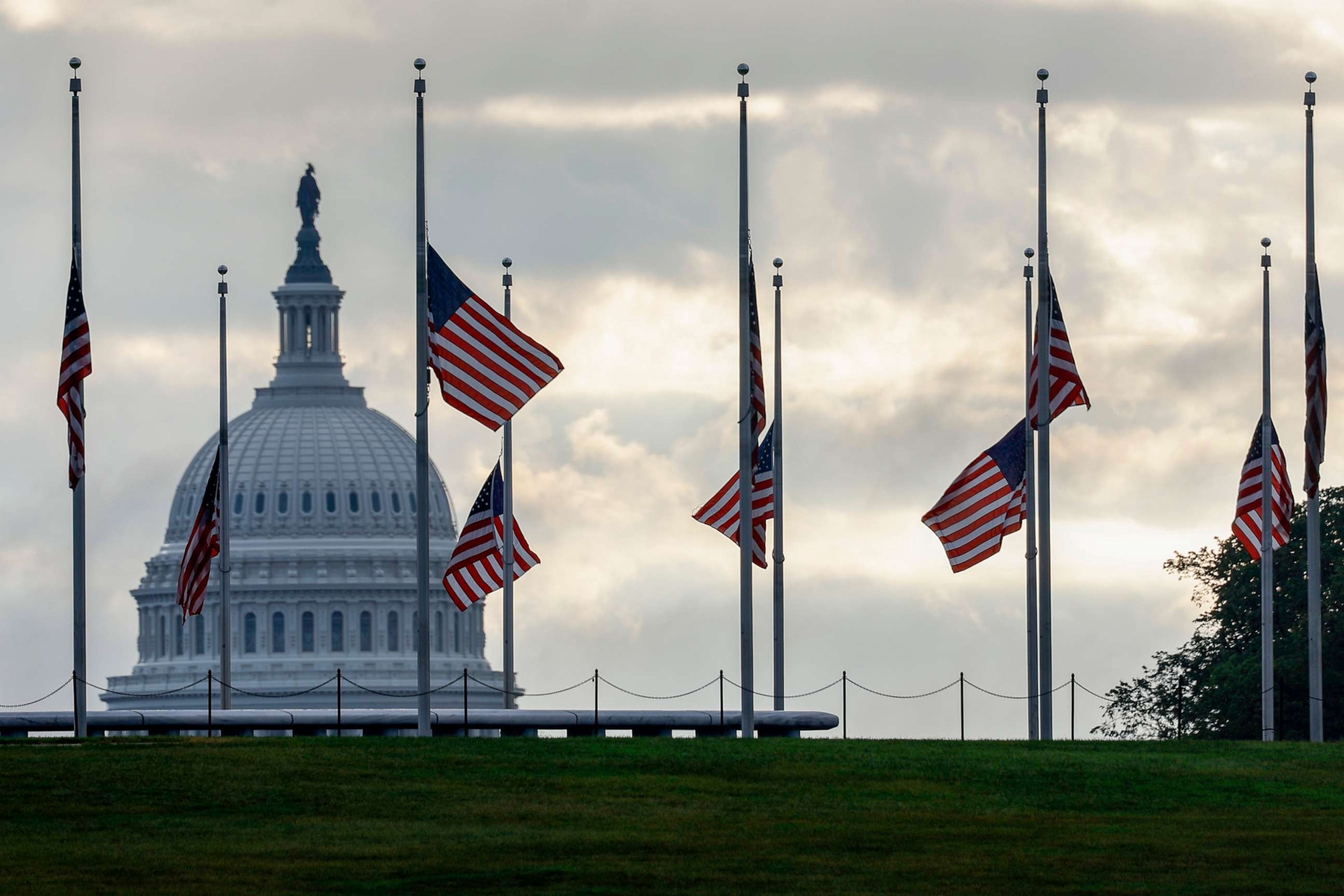 FOTO: Bendera Amerika berkibar setengah tiang di sekitar Monumen Washington di National Mall untuk menandai peringatan 22 tahun serangan teror pada 11 September 2023 di Washington.