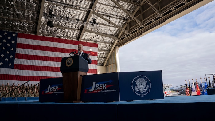 Presiden AS Joe Biden berbicara kepada lebih dari 1.000 anggota militer untuk memperingati 22 tahun serangan teroris 9/11 dalam upacara peringatan di Pangkalan Gabungan Elmendorf-Richardson, Alaska, 11 September 2023