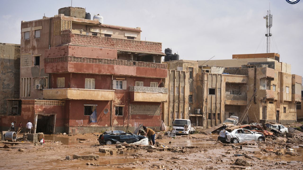 Mobil dan puing-puing di jalan Derna, Libya, pada Senin, 11 September 2023, setelah dibanjiri hujan lebat.