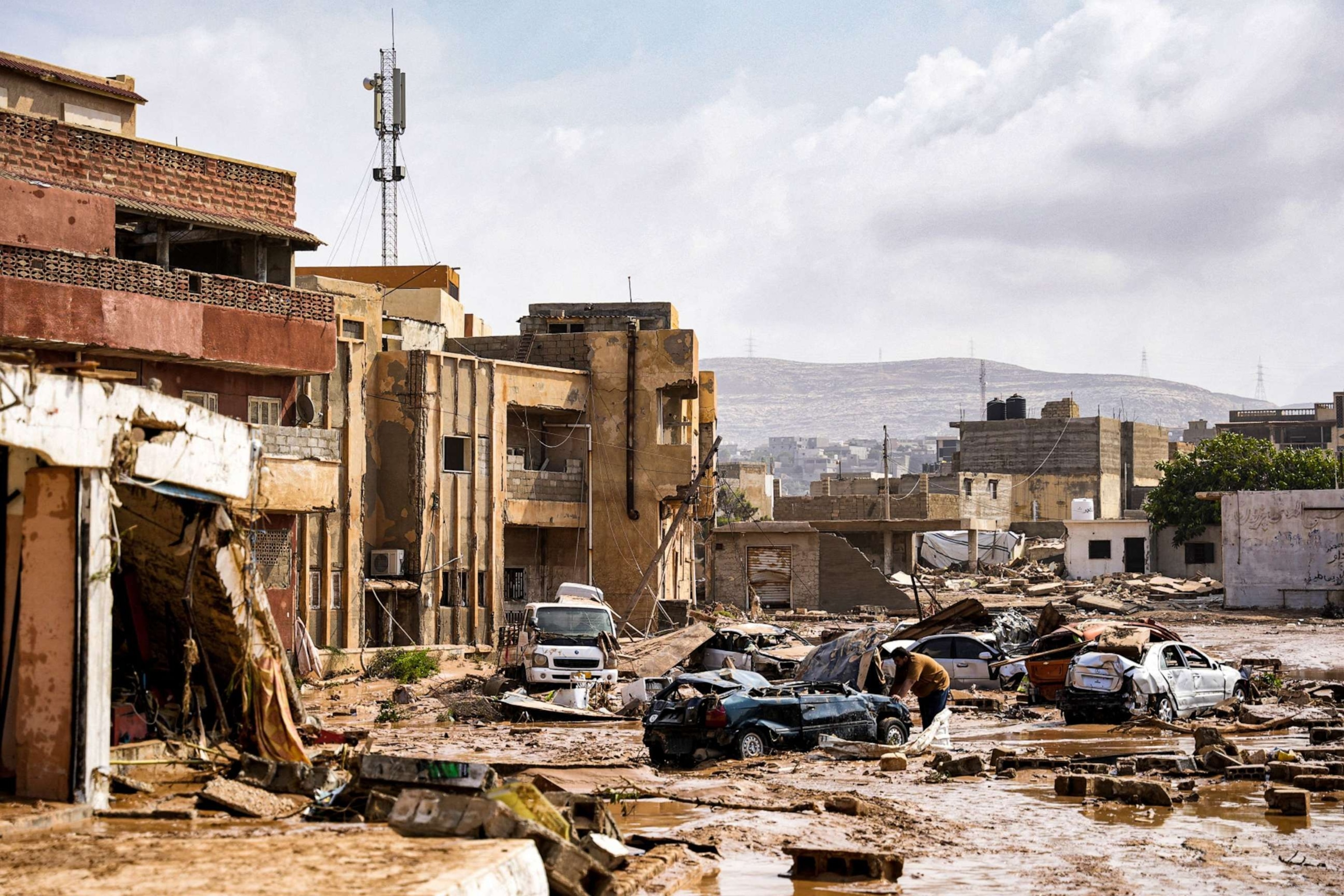 FOTO: Kendaraan hancur dan bangunan rusak di timur kota Benghazi setelah badai Mediterania "Daniel"11 September 2023.
