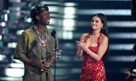Rema (kiri) dan Selena Gomez menerima penghargaan Afrobeat terbaik untuk Calm Down di MTV Video Music Awards 2023.