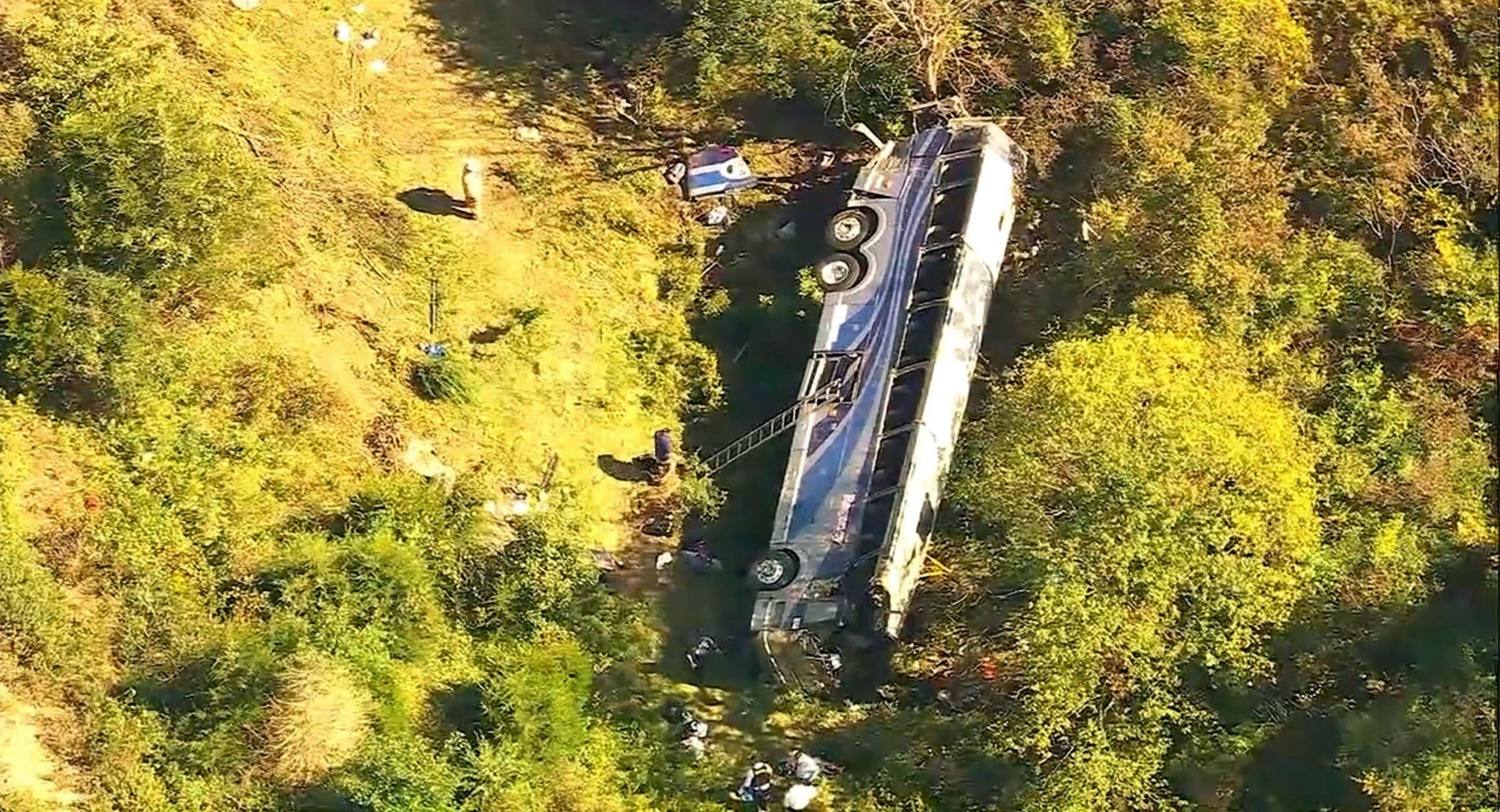 FOTO: Sebuah bus terguling dan jatuh di Orange County, New York.