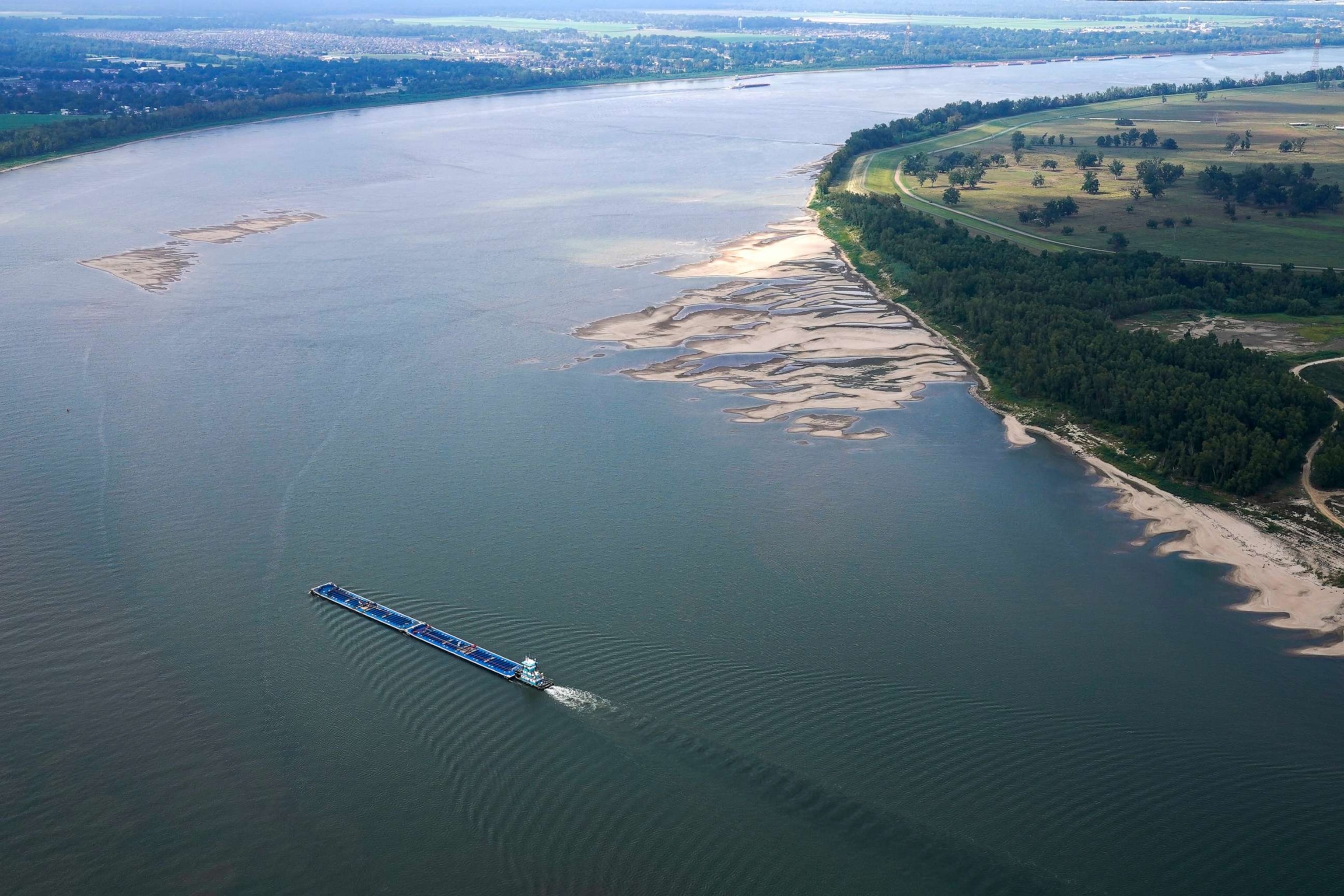 FOTO: Dalam foto udara ini, kapal tunda yang mendorong tongkang menavigasi di antara dan di sekitar gundukan pasir saat permukaan air rendah di Sungai Mississippi antara Baton Rouge, La., dan Reserve, La. di Livingston Parish, La., pada 14 September 2023.