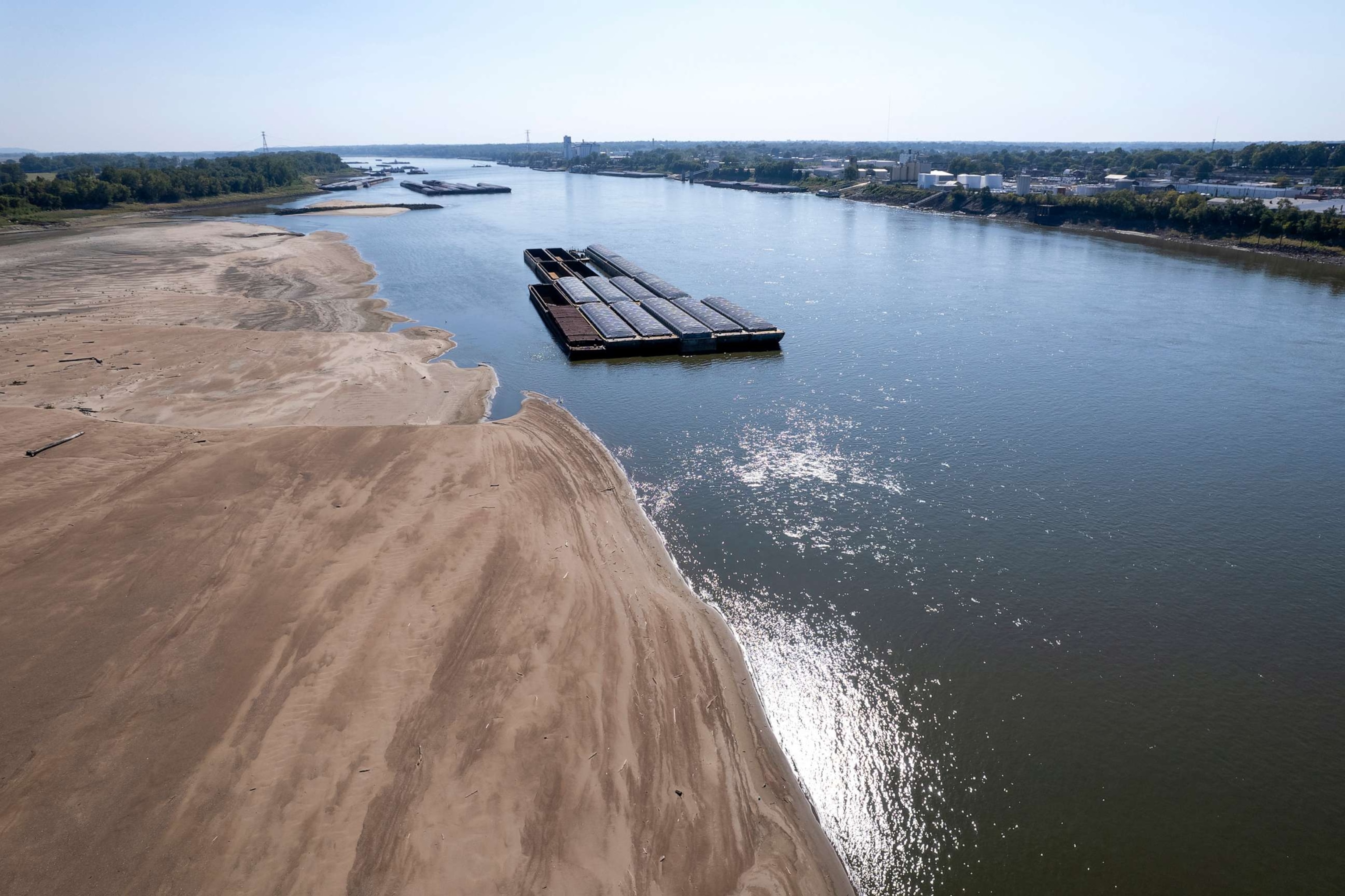 FOTO: Tongkang mengapung di Sungai Mississippi saat sebagian dasar sungai terlihat, pada 15 September 2023, di St. Louis.