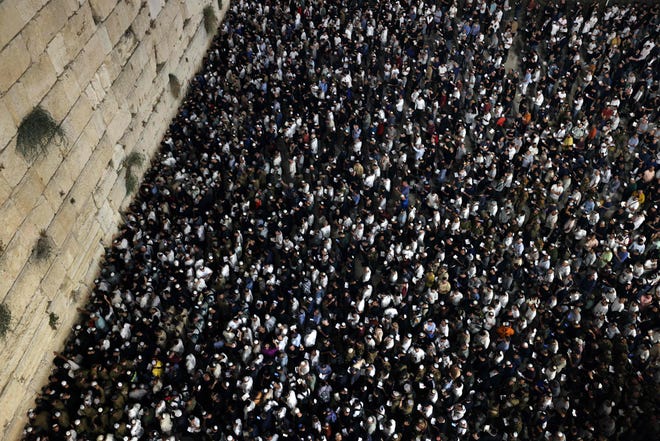 3 Oktober 2022: Orang-orang Yahudi yang beragama berpartisipasi dalam doa Slichot di Tembok Barat di kota tua Yerusalem sebelum Yom Kippur.