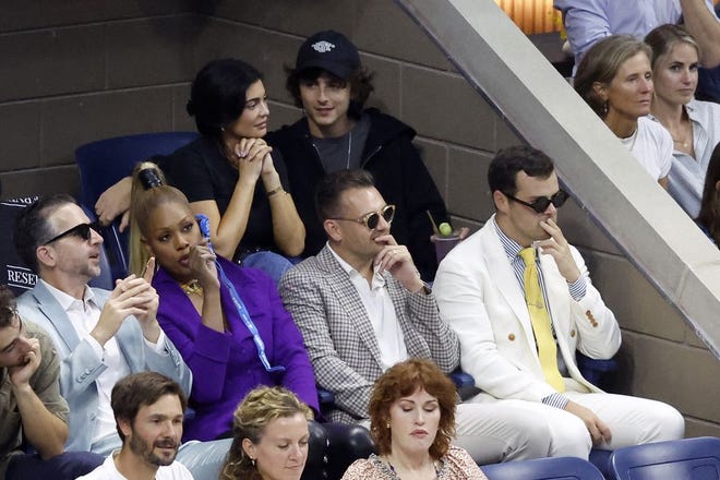 Kylie Jenner, kiri atas, dan Timothée Chalamet, kanan atas, menyaksikan turnamen tersebut bersama penonton AS Terbuka lainnya.